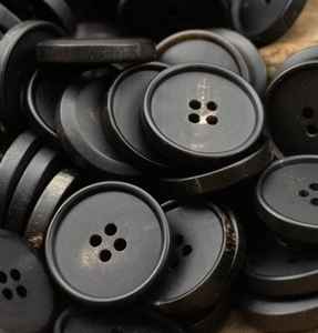 Boutons en corne naturelle de haute qualité, 4 trous, faits à la main, aspect naturel, pour veste, costume, fabrication sur mesure - Product Image 1
