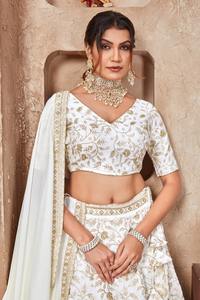 Tenue indienne traditionnelle élégante Vishitra Lehenga Choli pour les fêtes de mariage et les événements de réception disponibles au meilleur prix - Product Image 4