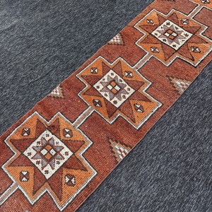 Tapis turc vintage écologique en laine patchwork orange de 2,4 x 10 pieds avec envers en latex - Product Image 2