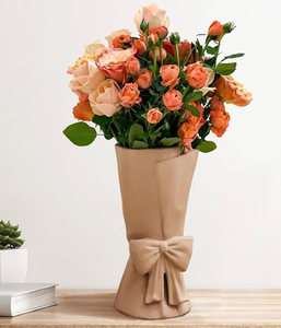 แจกันเซรามิกสีเบจที่มีเสน่ห์มีแถบสีชมพูและโบว์ที่แนบมาเหมาะสำหรับรูปลักษณ์ที่มีชีวิตชีวาและขี้เล่นในราคาขายส่ง - Product Image 2