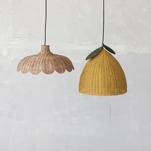 Mélange de couleurs naturelles Suspension en rotin de couleur jaune - Product Image 1