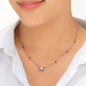 สร้อยคอทันสมัยประดับเพชรแบบมังกัลสุตร แทนมณี - Product Image 2