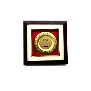 Placa de escudo redondo de alta demanda para honrar los logros en eventos corporativos o torneos deportivos disponibles a precio de exportación - Product Image 1