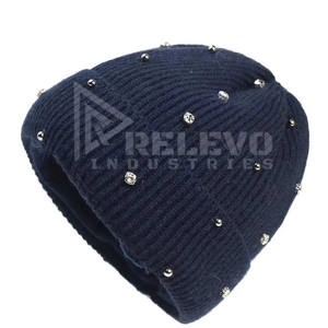 Casquette en tricot d'hiver en acrylique unie avec patch en cuir personnalisé, chapeau de ski avec badge en cuir personnalisé pour hommes/femmes, vente en gros - Product Image 4