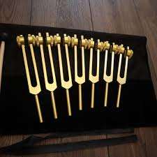 ชุดส้อมเสียงโซลเฟจิโอ 9 เสียง และชุดส้อมเสียงจักระทอง 9 เสียง ปรับจูนไว้ที่ .25Hz สำหรับการบำบัดด้วยเสียง - Product Image 3