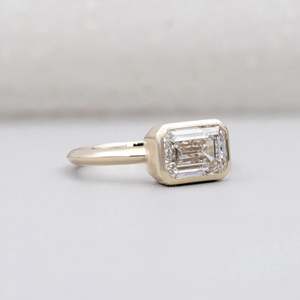 Bague de fiançailles en émeraude taillée en diamant cultivé en laboratoire East West, certifiée IGI, bijoux de mariage élégants - Product Image 2