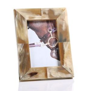 Cadre photo en corne éthiquement fait à la main avec des motifs frappants parfait pour les décorateurs qui préfèrent les détails naturels fabriqués à la main - Product Image 1