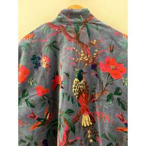Veste en velours imprimée en bleu pâle et rouge cramoisie, style ample pour le printemps - Le Jardin du Paradis - Product Image 3
