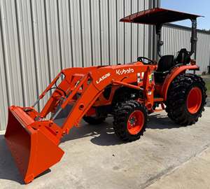 รถแทรกเตอร์คูโบต้า L2502 พรีเมียม ขับเคลื่อน 4 ล้อ ขนาดกะทัดรัด สำหรับงานเกษตร พร้อมที่ตักด้านหน้าและบุ้งกี๋ เครื่องยนต์ดีเซล 24 แรงม้า - Product Image 1