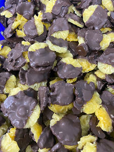 Piña exótica deshidratada cubierta de chocolate negro combinada con mango cubierto de vainilla y chocolate blanco. - Product Image 3