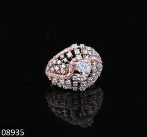 Fournisseur indien Solitaire classique Bague de fiançailles en or massif 18 carats avec diamants de laboratoire pour certification pour un design élégant et intemporel - Product Image 4