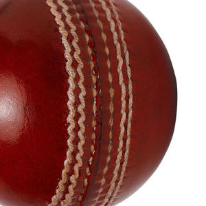 Bolas duras de críquet con logotipo personalizado, pelotas de críquet deportivas de bolos rojos de cuero de primera calidad cosidas a mano al por mayor a la venta - Product Image 2