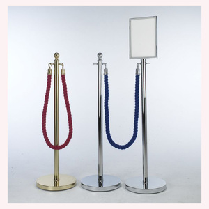 Poteau de file d'attente en acier inoxydable de qualité commerciale avec crochet pivotant à 360 et base robuste pour une stabilité maximale - Product Image 3