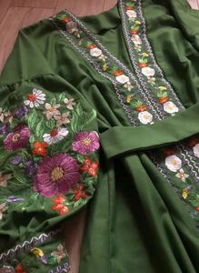 Robe d'hiver élégante et moderne avec broderie florale unique Magnifique tissage lourd Travail manuel écologique pour un look élégant - Product Image 5