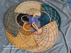 พัดลมหญ้าทะเลพัดลมทำมือแบบหรูหราเหมาะสำหรับการตกแต่งของขวัญแต่งงานแบบดั้งเดิมและใช้ประเทศเวียดนาม - Product Image 2