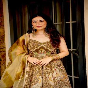 Traje de Seda Organza Estampado Digital VASTRA COTTAGE, Estilo Jimmy, con Dupatta de Organza Estampada con Borde de Encaje de Diseño - Product Image 2