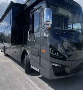 El mejor!! Autocaravana Usada 2022 2023 2024 Diésel Manual Euro 5 Rvs Tiffin Phaeton - Product Image 1