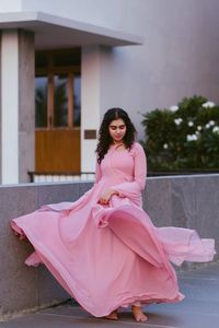 Robe longue Anarkali de créateur de luxe entièrement cousue avec broderie en mousseline de soie à manches en dentelle Dupatta pour les fêtes de mariage d'automne - Product Image 4