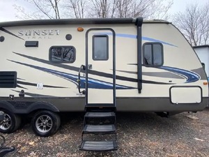 Camping-car CrossRoads RV S-u-n-s-e-t T-r-a-i-l S-u-p-e-r L-i-t-e ST240BH d'occasion de 2014 prêt à être vendu - Product Image 2