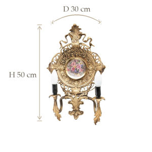 Applique murale en laiton antique avec cadre d'art floral orné et deux bras de style bougie pour intérieurs classiques de luxe - Product Image 6