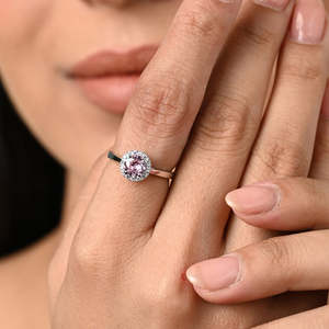 Anillo de Plata de Ley 925 para Hombre, Corte Ovalado Geométrico, Chapado en Rodio, Engaste Invisible, Detalles en Platino - Product Image 4
