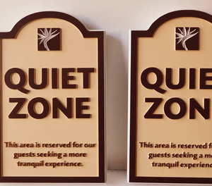 Señalización y Totems de Madera Maciza con la Etiqueta 'Zona Silenciosa' - Product Image 1