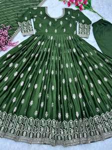 Robe de soirée de créateur avec séquence de broderie lourde et bas en pure soie de chinon lourde avec bordure en dentelle Dupatta - Product Image 3