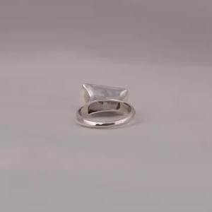 Bague d'accent en diamant de laboratoire de coupe rayonnante verte sertie de lunette 14KT or blanc massif précieuse bague de fiançailles en diamant - Product Image 3