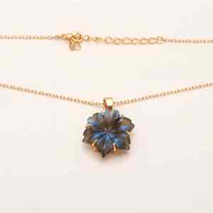 Pendentif fleur en labradorite naturelle fait à la main collier de pierres précieuses sculpté 19 Mm pierre élégante bijoux de guérison cadeau pour elle - Product Image 4