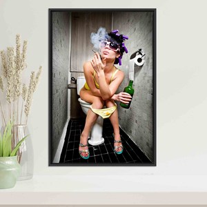 Impresión en lienzo de mujer elegante fumando en el baño - Arte moderno para baño, lienzo con marco negro - Product Image 1
