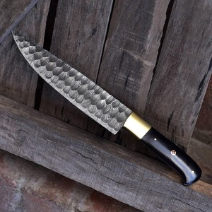 Couteau de chef à motif torsadé en acier damassé de qualité supérieure personnalisable OEM pour les chefs à domicile manche en corne traversin en laiton pour cadeau bricolage - Product Image 5