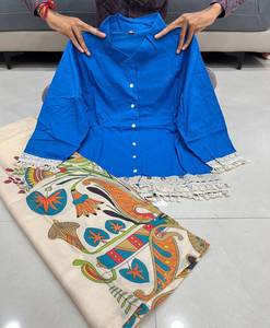 Una parte superior cortada con hermosos botones y encaje en el dobladillo de la parte superior con divisor de contraste con hermosa impresión digital - Product Image 5