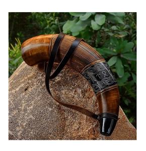 Corne à souffler viking authentique et écologique, sculptée à la main à partir de corne 100% naturelle, couleur noire et brune - Product Image 1