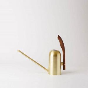 Canaleta de agua metálica premium para exteriores, fabricada con un cuerpo de metal resistente que proporciona un flujo de agua equilibrado y una manipulación cómoda. - Product Image 1