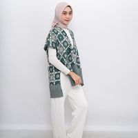 Ropa de abrigo exclusiva de Kimono Batik verde con patrón étnico cultural Capa cómoda para un aspecto elegante y modesto de Indonesia
