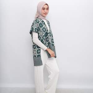 Ropa de abrigo exclusiva de Kimono Batik verde con patrón étnico cultural Capa cómoda para un aspecto elegante y modesto de Indonesia - Product Image 3