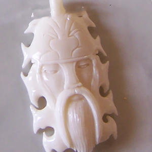 Sculpture sur os pour pendentif, BIJOUX EN COQUILLES, pendentif artistique, motif tête blanche, style religieux - Product Image 2