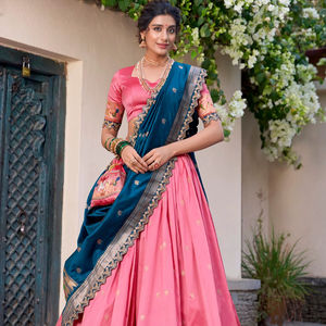 Ensemble de Lehenga Paithani traditionnel pour mariage avec dupatta brodé et sac Potli - Product Image 1