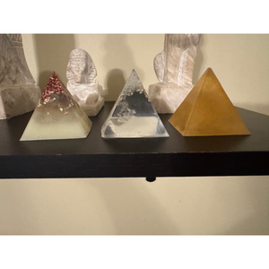 Décoration de bureau en résine époxy, élégant accessoire pyramidal - Product Image 1