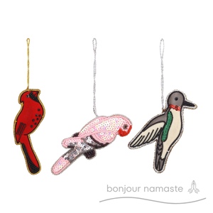 Adorno de pájaro Rosa hecho a mano | Lentejuelas y bordado de cuentas de vidrio Adorno de Navidad sostenible para observadores de aves Amantes de los pájaros - Product Image 2