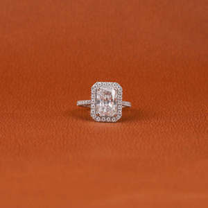 Anillo de compromiso de lujo con diamante cultivado en laboratorio de corte radiante y engaste halo, chapado en oro macizo de 14K, estilo moderno, anillo de regalo para mujer. - Product Image 1