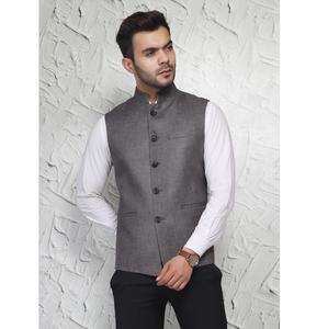 Gilet élégant gris foncé pour homme, idéal pour les tenues professionnelles, les uniformes du personnel hôtelier, les événements, les cérémonies et l'utilisation quotidienne au bureau, disponible en promotion. - Product Image 1