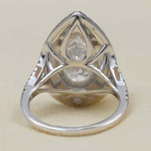 แหวนหมั้นเพชรแล็บไดมอนด์ทรงลูกแพร์ ดีไซน์สวยงาม ประดับเพชรสองชั้น - Product Image 4