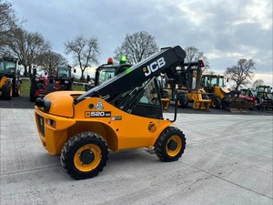 Chariot télescopique contrepoids JCB 520-40 AGRI, capacité de 2 tonnes, chariot élévateur tout-terrain, moteur diesel, 4 roues motrices, longueur de la fourche de 1200 mm, garantie de 3 ans - Product Image 3