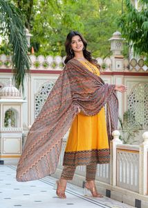 Ensemble Anarkali Kurta Pant Dupatta pour femmes en coton à imprimé géométrique en zigzag, longueur mollet, col rond, manches trois quarts, couleur moutarde - Product Image 4