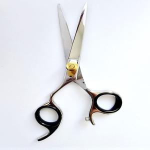 Tijeras Profesionales de Acero Inoxidable para Cortar el Cabello con Mango Desplazado, Hechas por Expertos para Barberos y Estilistas - Product Image 1