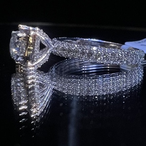 Élégante bague solitaire pour femme en or massif 14K et 18K avec de véritables diamants naturels taillés en brillant, certifiée par un tiers. - Product Image 1