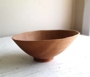 Cuenco de madera tallado a mano para servir alimentos saludables y alimentos con un acabado suave seguro disponible a granel - Product Image 1