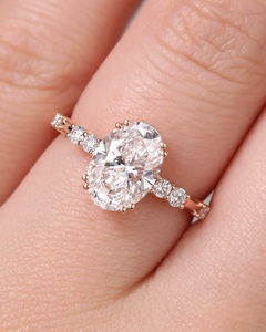 Bague de fiançailles Moissanite taille ovale 12x8mm | Solitaire avec pierres latérales | OEM de bijoux fins de mariage de mariée en or ou en argent - Product Image 3