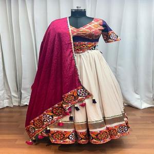 Ropa ocasional Venta caliente rayón viscoso con bordado de trabajo de espejo Lehenga Choli de Surat al precio más bajo - Product Image 1